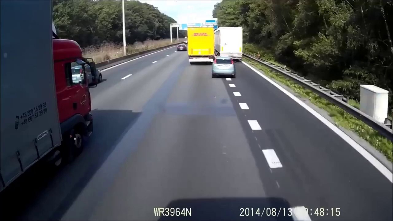 Terrible accident : une voiture se prend un camion arrété sur le bas coté