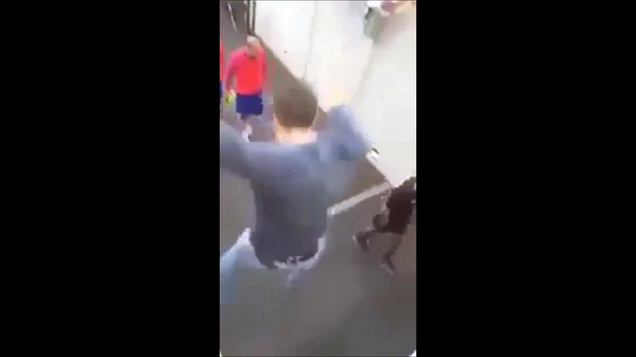 Un fan tombe au pied de Messi... ahaha
