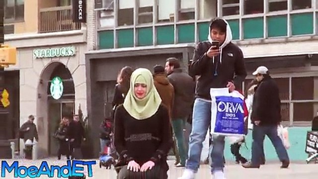 Muslim women harassed for praying In public with a hijab in New York