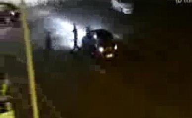 Yayaya çarpıp 5 metre fırlattı, tekrar ezmek için geri döndü