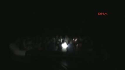 İzmir Dikili'de Lastik Bot İçerisindeki 71 Göçmen Yakalandı