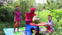 АРБУЗ ЧEЛЛЕНДЖ взрываем арбуз резинками Ярослава, Игорек, Spiderman Exploding Watermelon Challenge