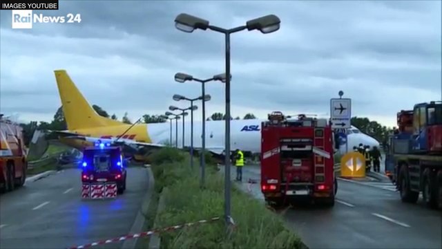 Italie : spectaculaire sortie de piste d'un avion