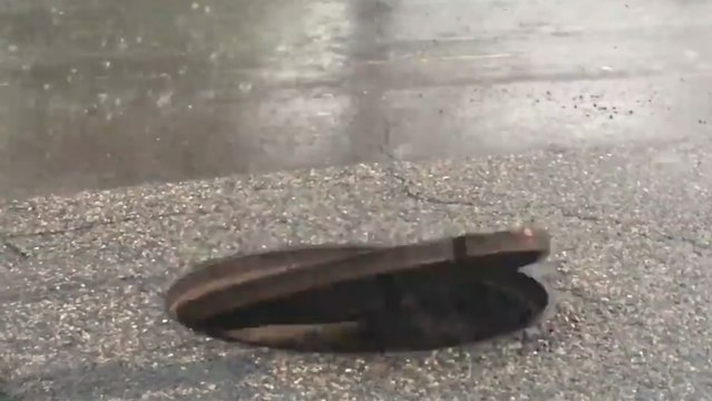 Une plaque d'égoût fait du break dance