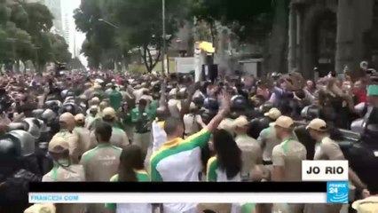 Rio 2016 : la torche olympique continue son périple jusqu'au Maracana