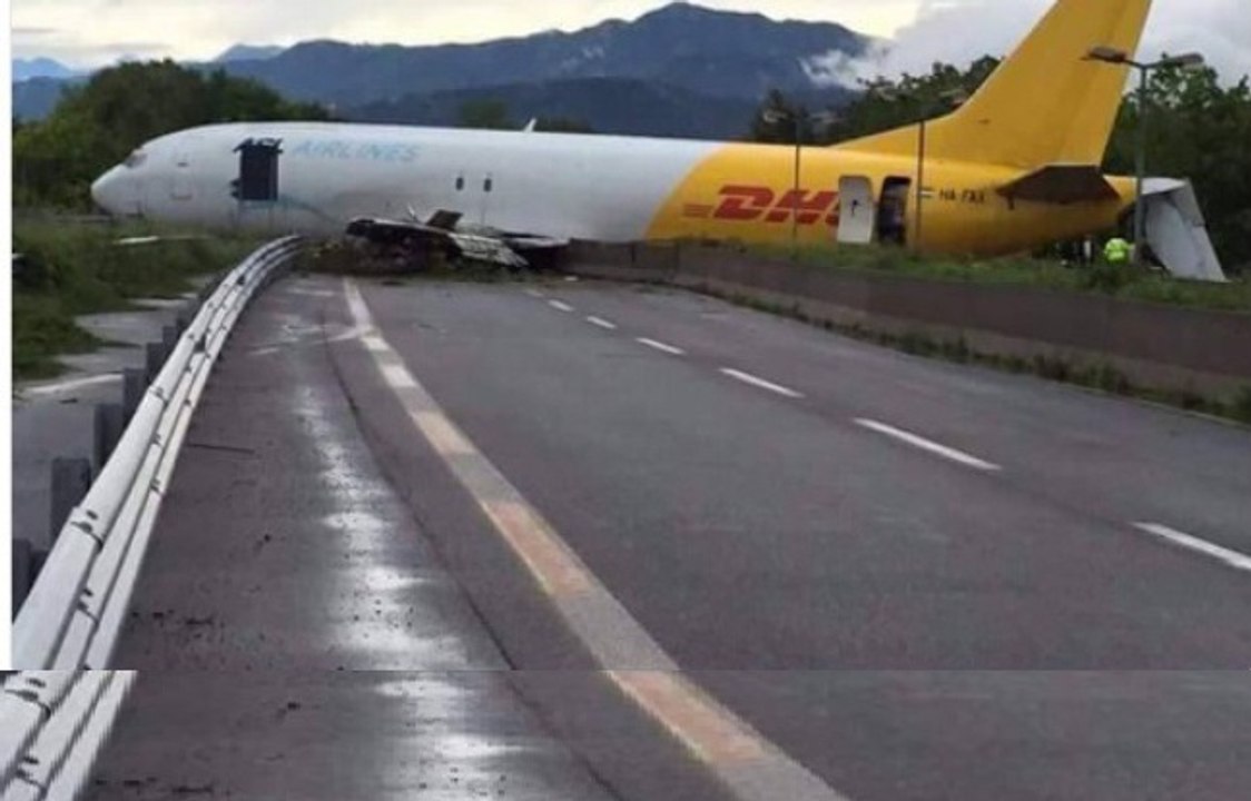 Sortie de piste spectaculaire d'un avion cargo en provenance de Paris