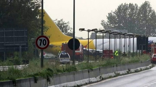 Italie: Un avion-cargo rate son atterissage sort de piste et se retrouve sur... l’autoroute - Regardez