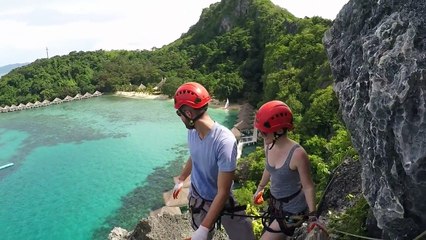 Demande en mariage émouvante en pleine escalade d'une falaise