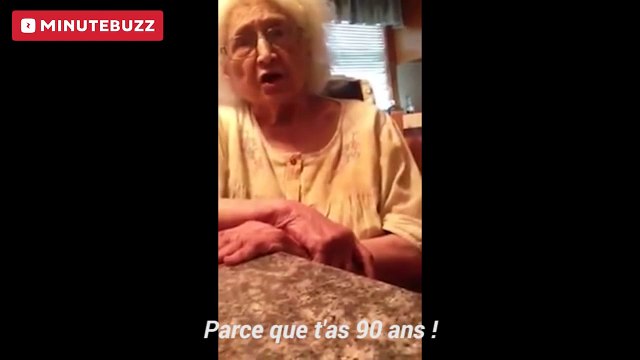 Elle révèle à sa grand-mère qu'elle est lesbienne. La mamie choquée, a du mal à comprendre comment elle prend du plaisir