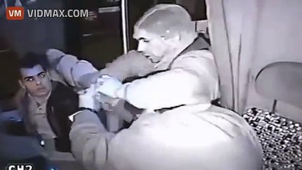 Thief with an knife gets beaten inside a bus in Chile