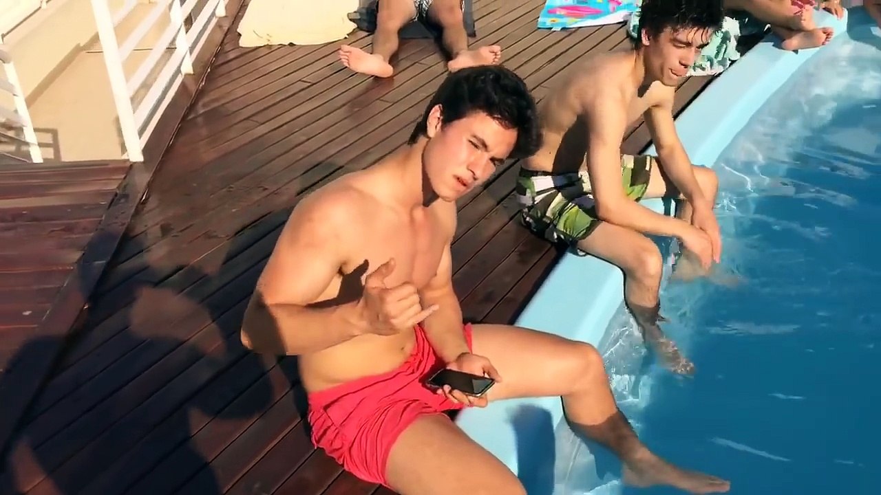 Elenco de Soy Luna - Chicos en traje de baño en la piscina