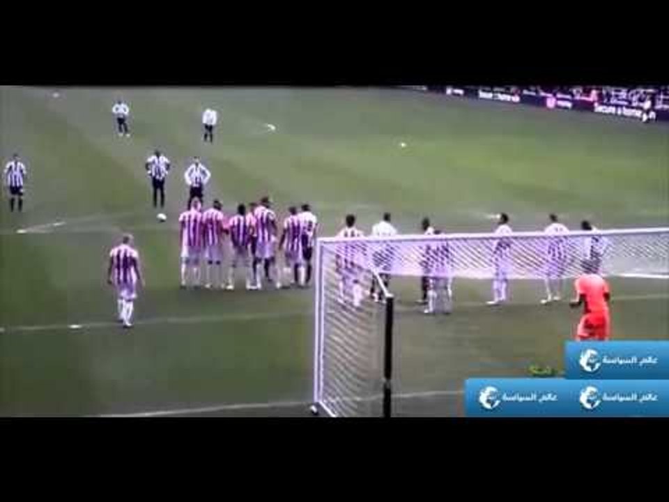 احقر لاعب كرة القدم في العالم يحرم حارس المرمى من مشاهدة الكرة عند تسديد ضربة خطأ   YouTube