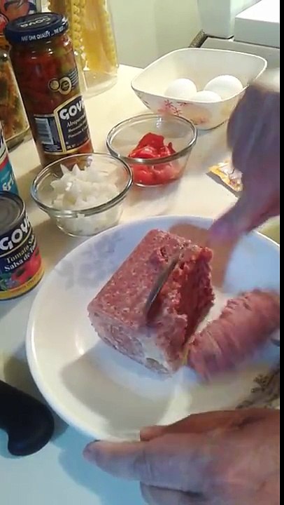 Corned  Beef con Papas y Huevos Ahogados