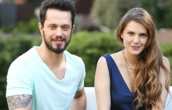 Murat Boz ve Aslı Enver Hakaret Edenleri Engelliyor