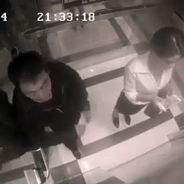 Un homme harcèle une femme dans un ascenseur mais va sérieusement le regretter