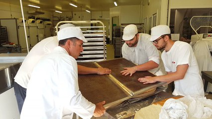 Une biscotte géante à "La Chanteracoise" en Dordogne.
