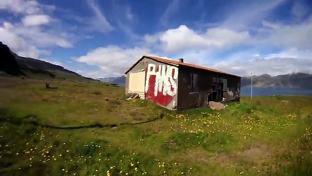 Il voit une maison abandonnée en pleine campagne... et quand il s'approche... c'est le choc !