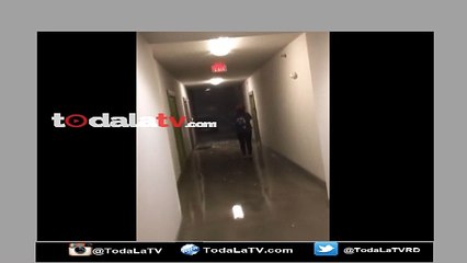 Se cubre con sartén en la lluvia y le cae un rayo-Video