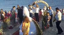 تونسيان يقيمان حفل زفافهما على الشاطئ في الحمامات