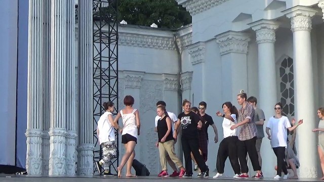 Репетиция перед танцевально-визуальным вечерним шоу ''Русского Шоу''