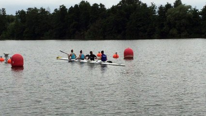 Manon Hostens et le K4 français avant les Jeux Olympiques.