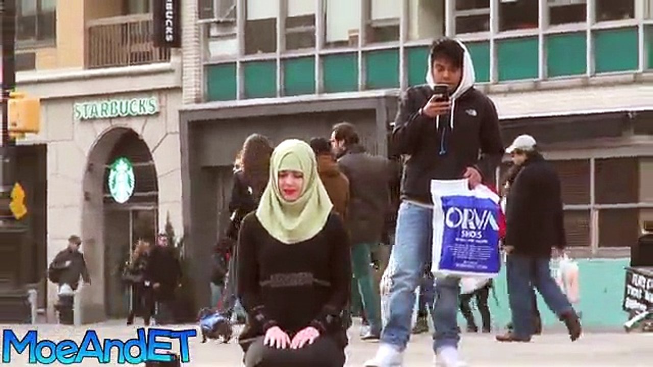 Muslim Women Harassed For Praying In Public With A Hijab (SOCIAL EXPERIMENT)