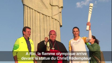 La flamme olympique arrive devant la statue du Christ rédempteur