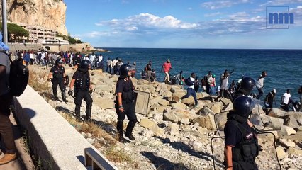 Un groupe de migrants franchit la frontière à Menton