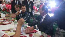 Hollande almoça com atletas na Vila Olímpica