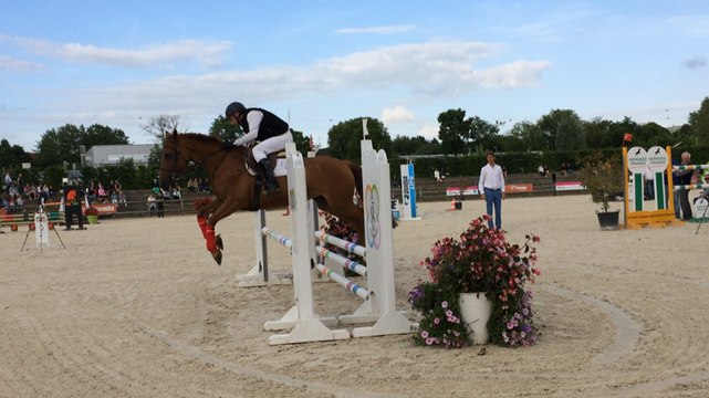 Des jockeys au saut d'obstacles