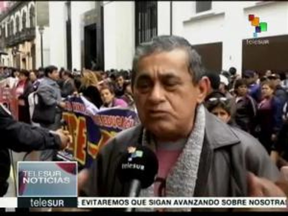 Trabajadores estatales en Perú exigen al gobierno aumento salarial