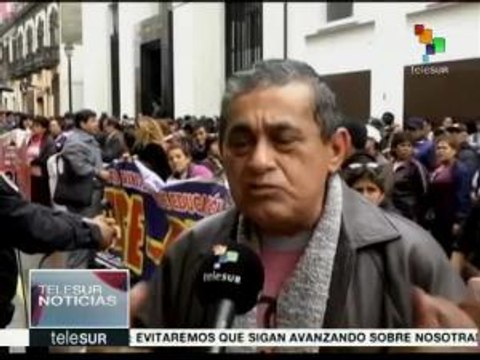 Trabajadores estatales en Perú exigen al gobierno aumento salarial