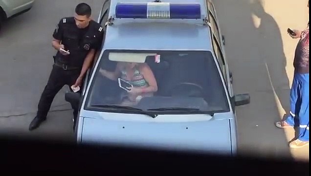 Une femme défonce le pare-brise d'une voiture de police