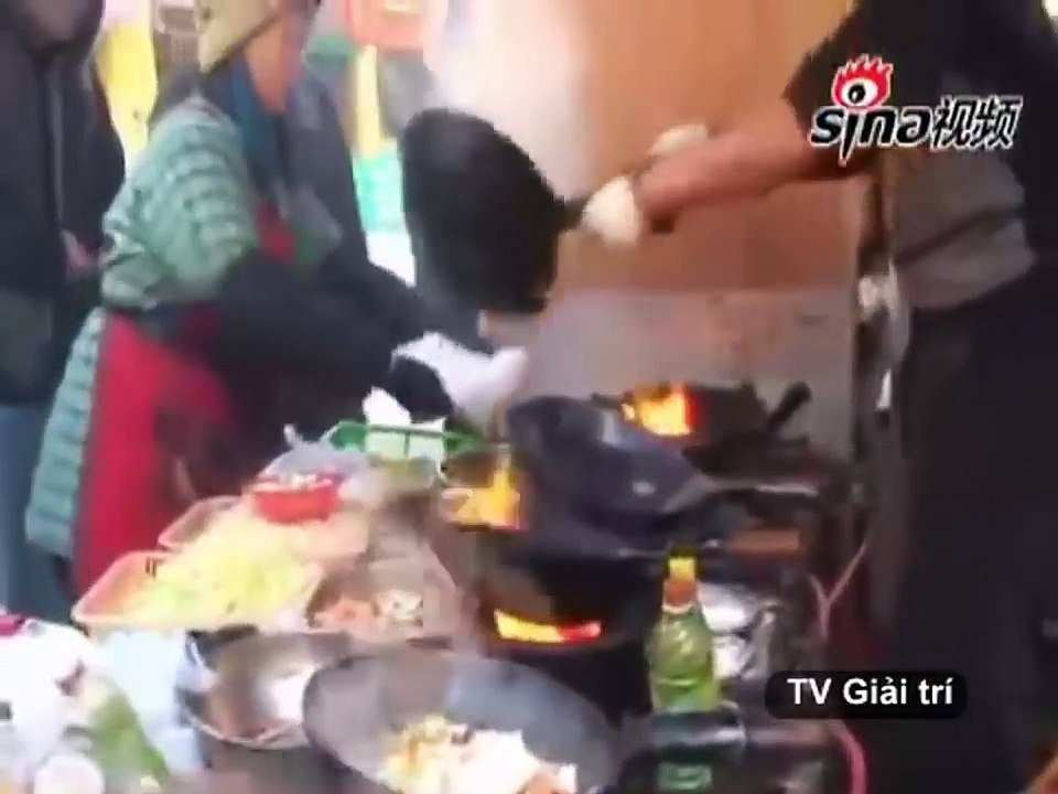 Ẩm thực đường phố   Kinh ngạc với kungfu xào 12 chảo mỳ 1 lúc ở Trung Quốc