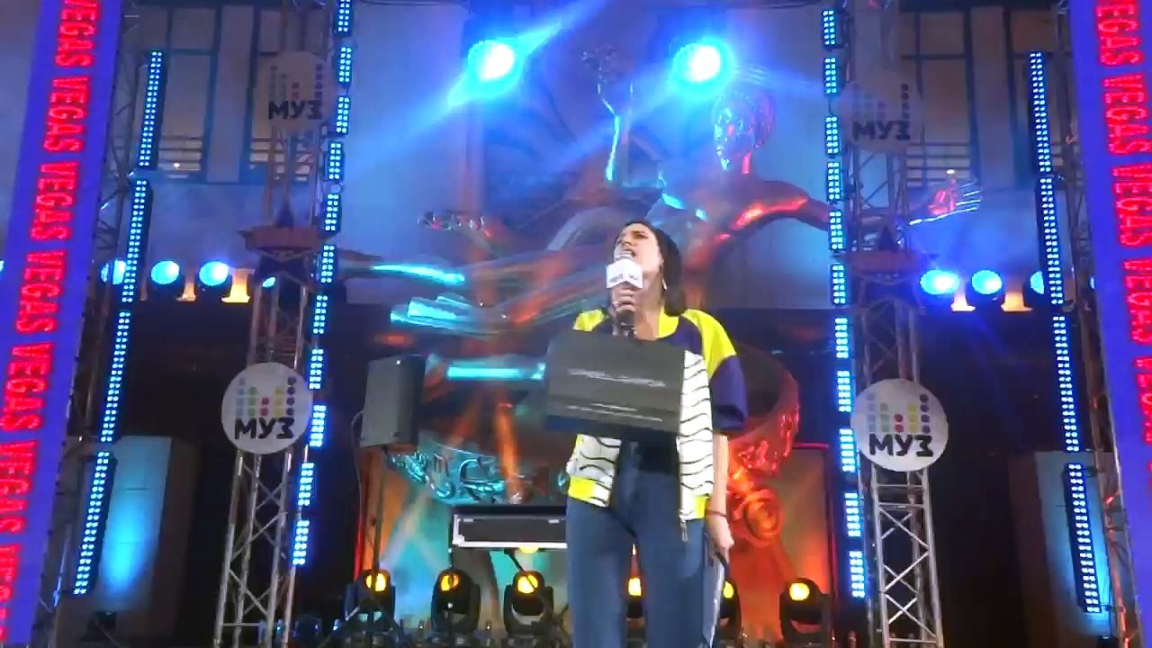 Рита Че разыгрывает призы,а Артем Шалимов готов общаться со зрителями