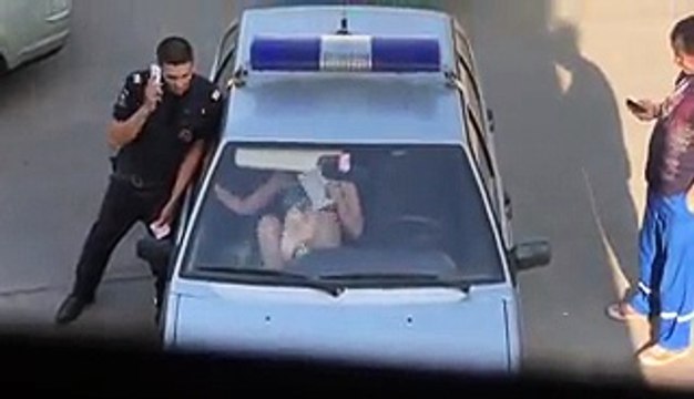 Une russe explose le pare-brise d'un véhicule de police avec ses pieds