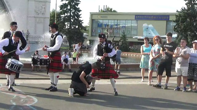 Уличные артисты у Павильона Космос