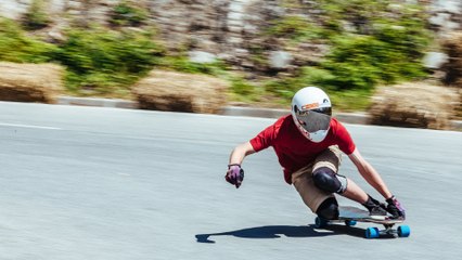 下载视频: Epic Downhill Longboarding Race w/ No Hands Allowed