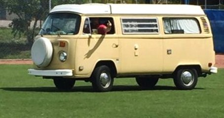 ABD'li Beyzbol Oyuncusu Norris, 1978 Model Araçta Kalıyor