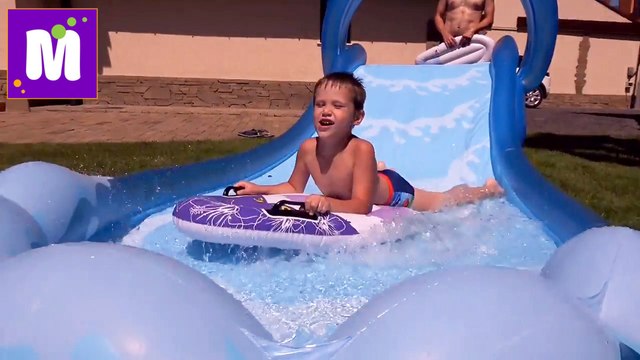 Водная надувная горка во дворе у Макса и Кати Катаемся с горки в бассейн на надувных досках и Мороженое матрац 2016