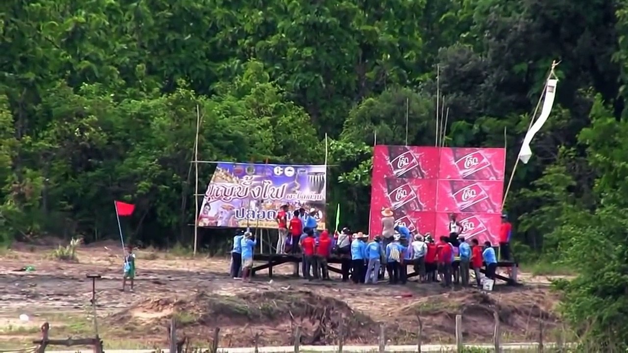 Ils envoient une fusée d'artifice géante dans le ciel... Dingue