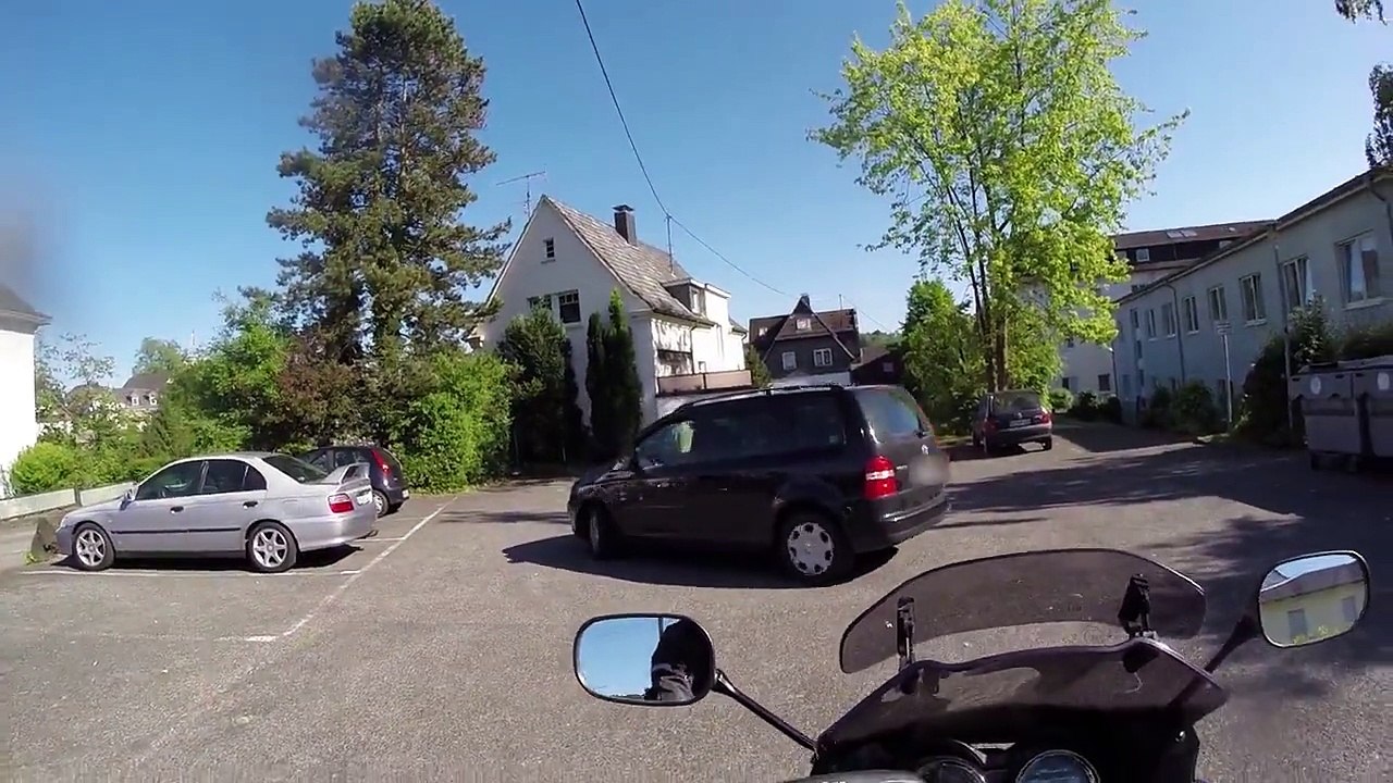 Ce motard prend en chasse un chauffard