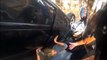 Un motard aide une fille coincée sous une voiture