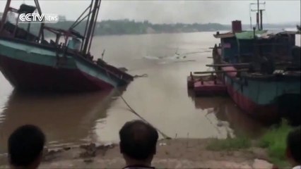 Large boat capsizes in the Yangtze River in an instant