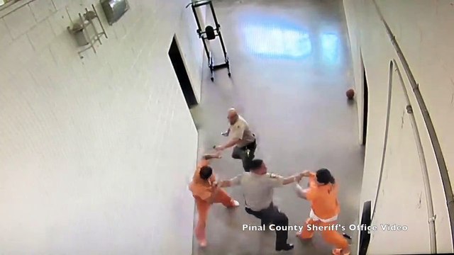 Deux prisonniers s'en prennent subitement un gardien !