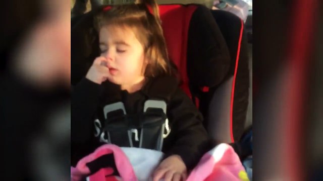 Cette fillette mange ses crottes de nez en dormant... AHaha