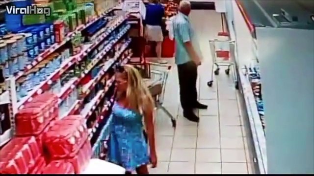 Ce taré prend des photos sous les jupes de filles