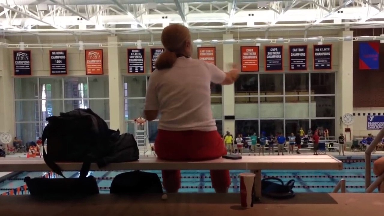 Cet femme entraineur de natation devient folle dans les tribunes.. Trop marrant