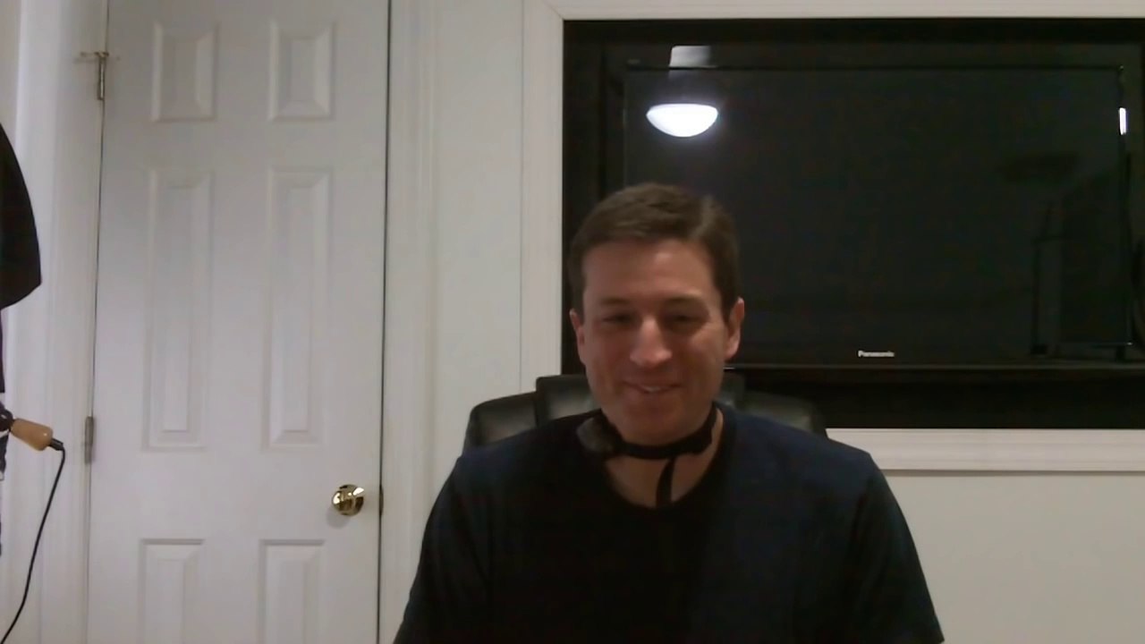 Ce gars porte un collier électrique anti aboiement LOL