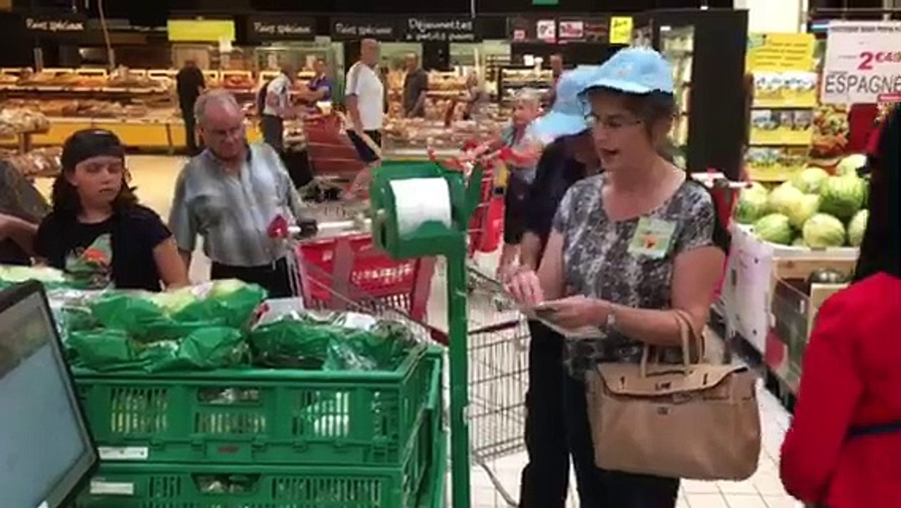 Des agriculteurs manifestent à Auchan Le Pontet